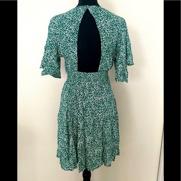 💋SOLD💋Women’s Green Floral Butterfly Sleeve Elastic Waist Dress Size Medium - Picture 6 of 6